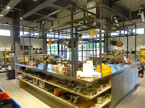 山谷産業は本社併設の店舗でイベントも開催